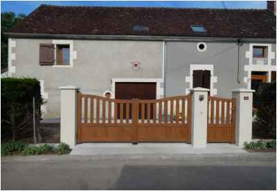 Portail motorisé et portillon en acier aspect bois, allées périphériques en béton balayé